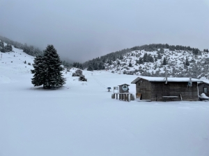 Φρέσκο στρώμα χιονιού έφερε η κακοκαιρία στο Χιονοδρομικό Κέντρο Μαινάλου