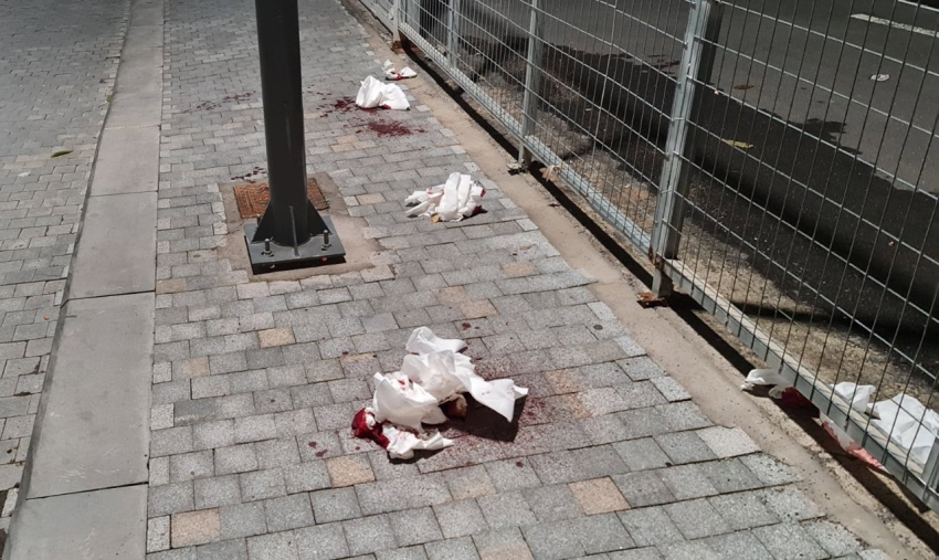 Δεν καθάρισε ο Δήμος αίματα σε πεζόδρομο μετά από ατύχημα παρά την έκκληση από πολίτες