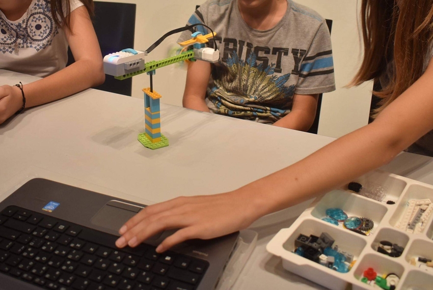 Εργαστήρια εκπαιδευτικής ρομποτικής και STEM από το ΠΙΟΠ στη Δημητσάνα