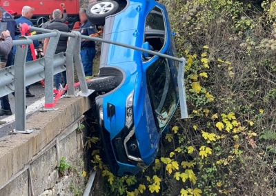 Τροχαίο ατύχημα στην Γορτυνία - Αυτοκίνητο κρεμάστηκε στο γεφύρι μετά την Καρκαλού