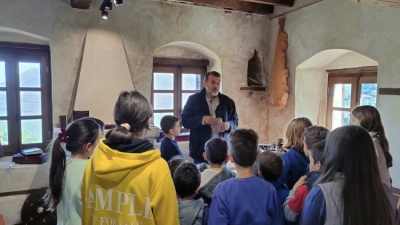 Οι μαθητές του Δημοτικού σχολείου και Νηπιαγωγείου της Καρύταινας επισκέφθηκαν τον Πύργο της Λεβενταινας