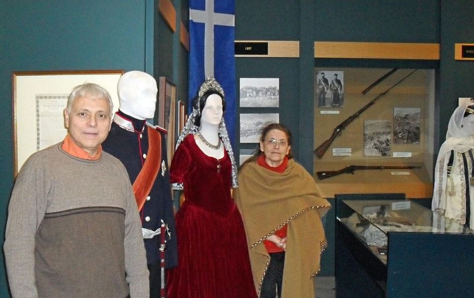 Ο διευθυντής του Πολεμικού Μουσείου της Τρίπολης Ασμχος κος Δημήτρης Φωτόπουλος και η κα Νίκη Κούρταλη-Κούλη.