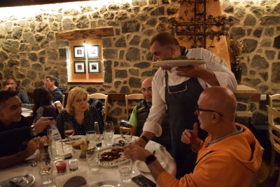 Τοπικές γεύσεις δοκίμασαν Ιταλοί tour operators στο εστιατόριο «Κόκκινα Πυθάρια» (pics-vid)